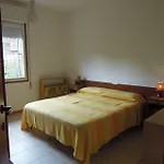 Flat With Garden And Parking דירה ביביונה